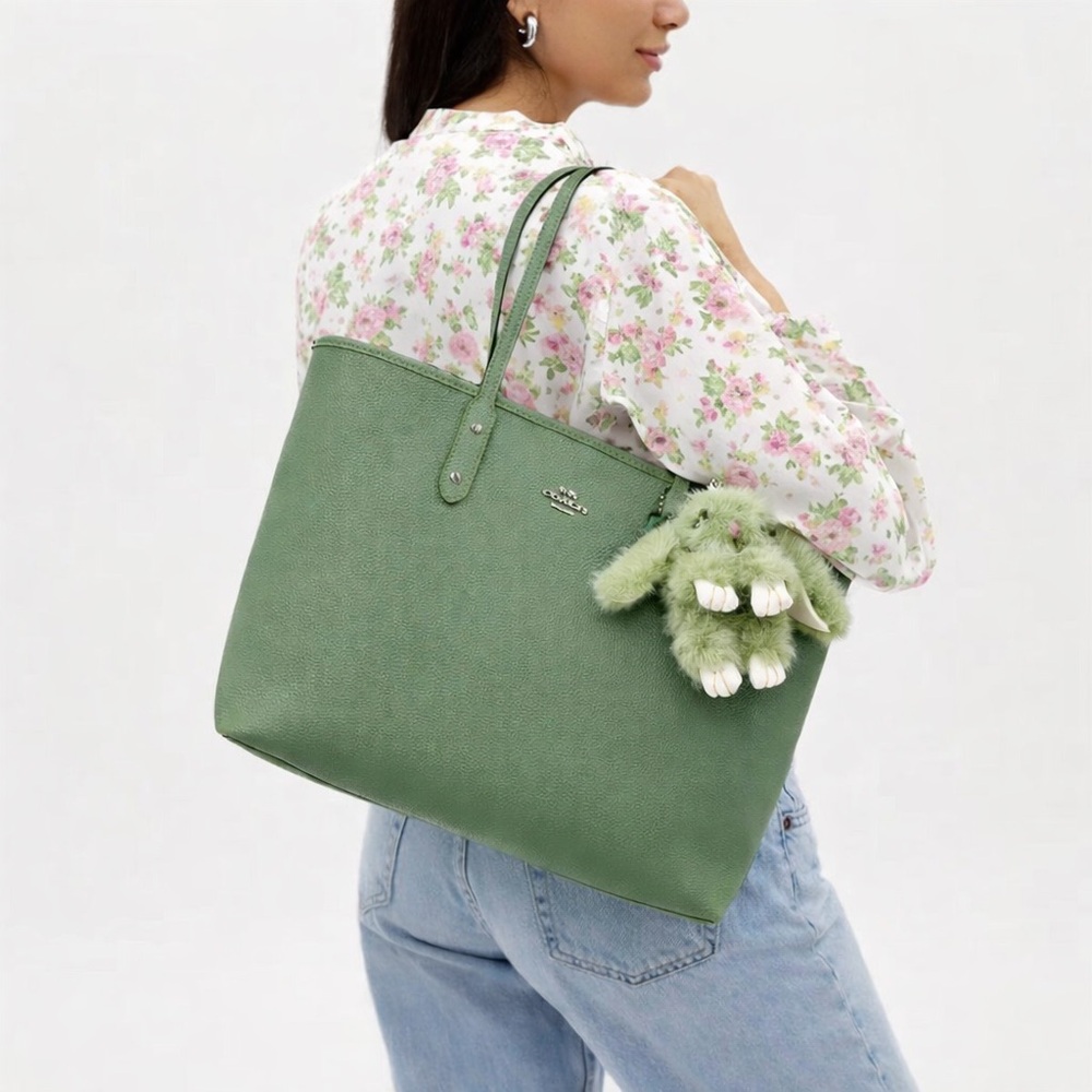 Coach Top Zip tote bag in green with wallet and bunny charm - Picture 2 of 15